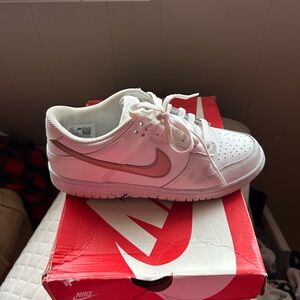 Nike White Kids Low-Top Sneakers with Metallic Pink Swoosh